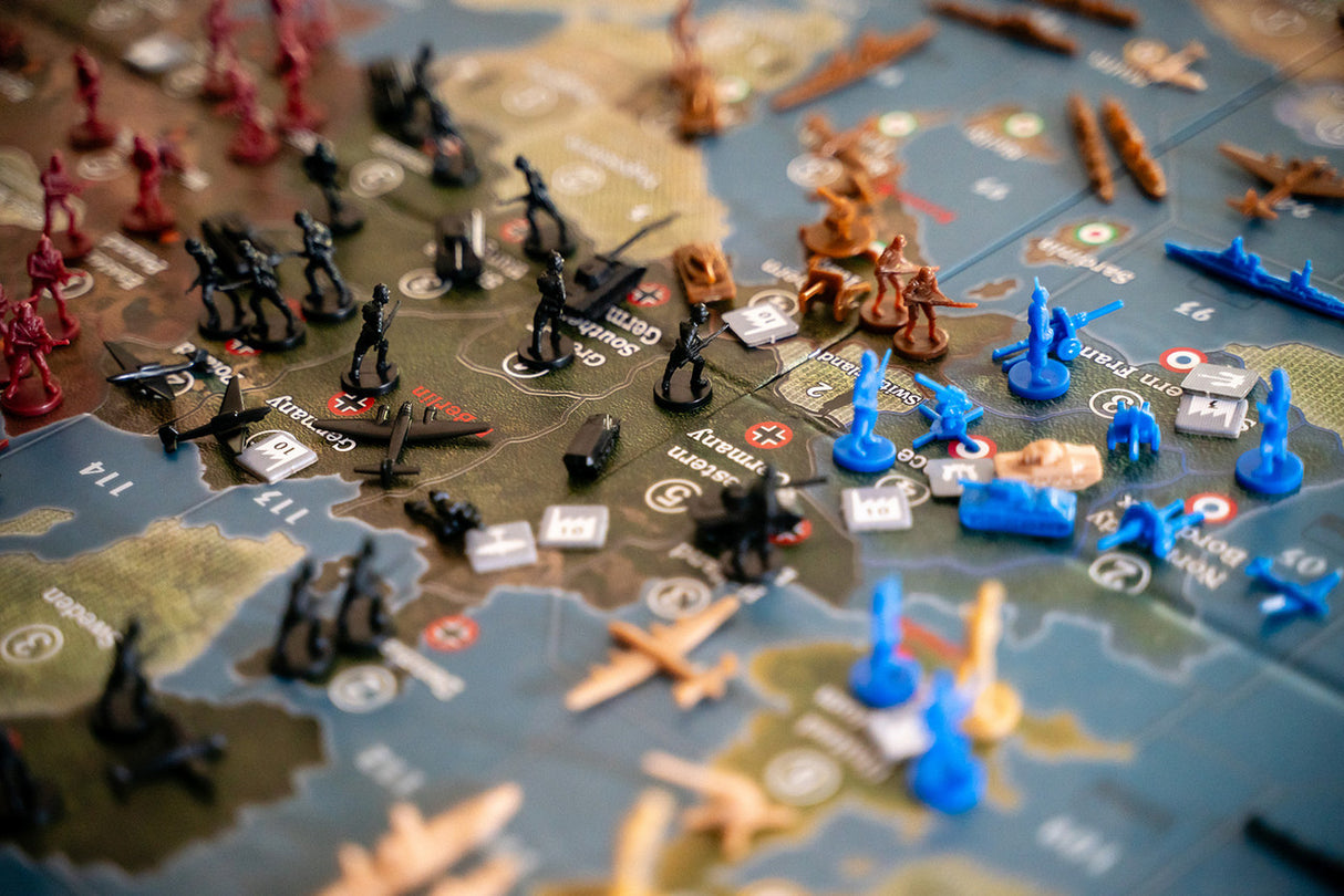Axis & Allies: 1940 Europe gameplay setup with map