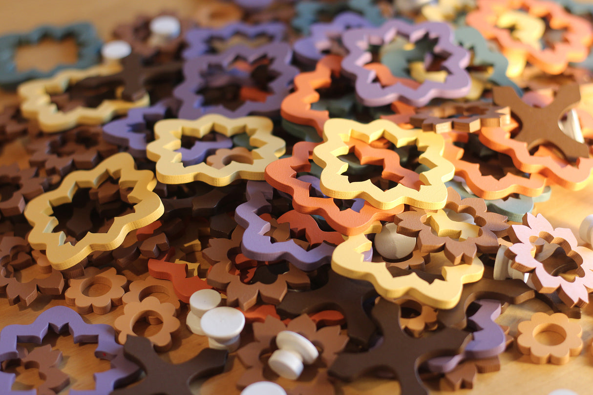 Intarsia pattern cards and scoring elements